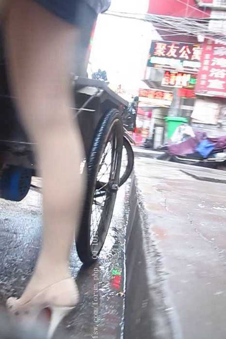 [大忽悠买丝袜街拍视频]ID0295 2012 9.13【案例】55弹肉丝美女与小贩吵架大忽悠调解脱丝袜相送