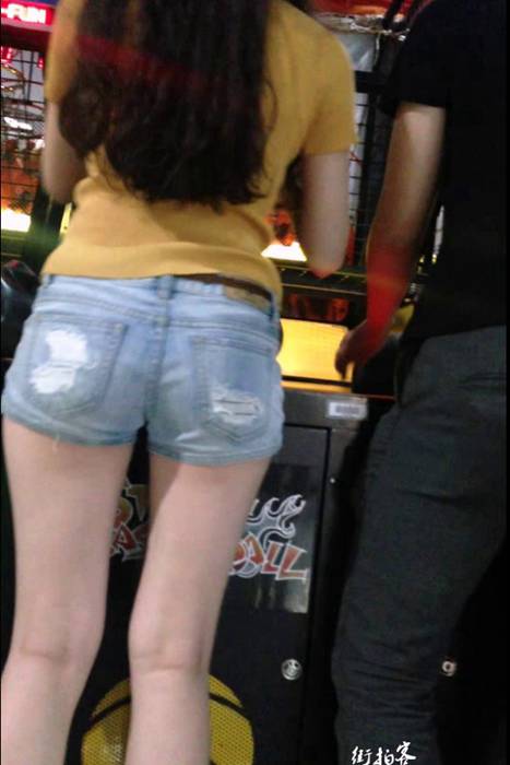 [街拍客视频]jx0034 游戏厅遇到的长腿热裤美女