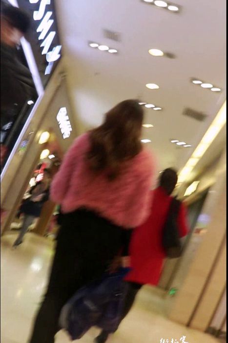 [街拍客视频]jx0246 商场逛街的粉色外套美女