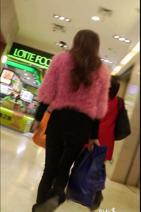 [街拍客视频]jx0246 商场逛街的粉色外套美女