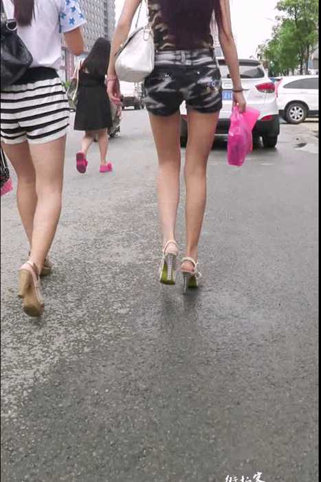 [街拍客视频]jx0298 两个美腿MM你喜欢哪一个？
