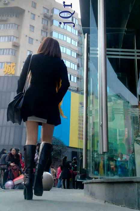 [街拍视频]00075骚妇冬天还要穿高跟长靴肉丝出来逛街