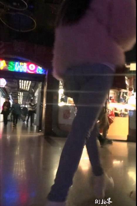 [街拍视频]00076逛夜店的紧身裤美女
