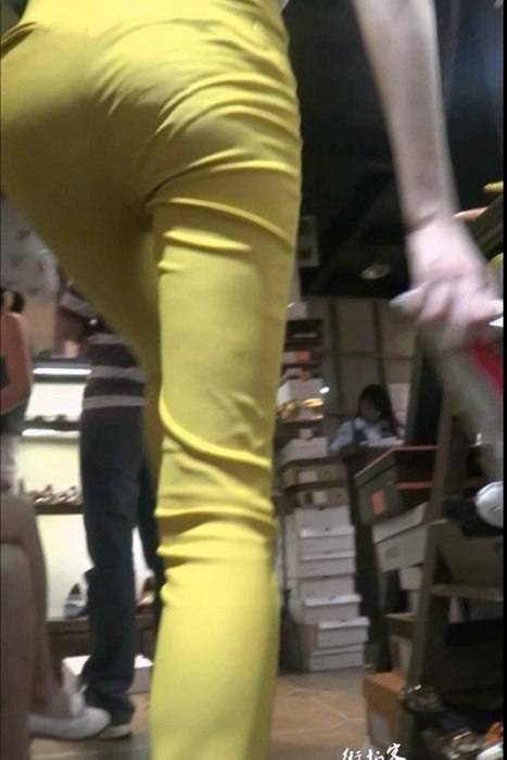 [街拍视频]00084身材超好的性感黄色紧身裤美少妇