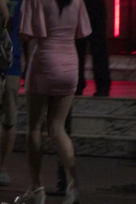 [街拍视频]00175长发性感包臀裙女人急忙忙地赶往夜店