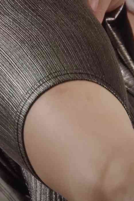 [legsjapan视频完美版]ID0110 SaoriHirako-3-Putting on Silver Leggings--性感提示：勾引婀娜冷艳骚女身躯很棒